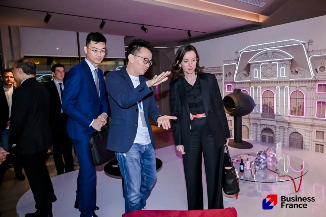 Ryan presents Waterfall to Myriam Pavageau