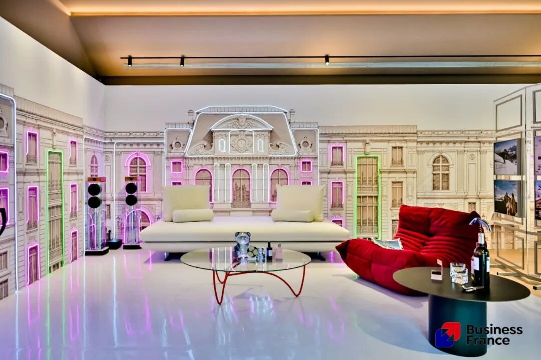 Waterfall speakers in a French living setting